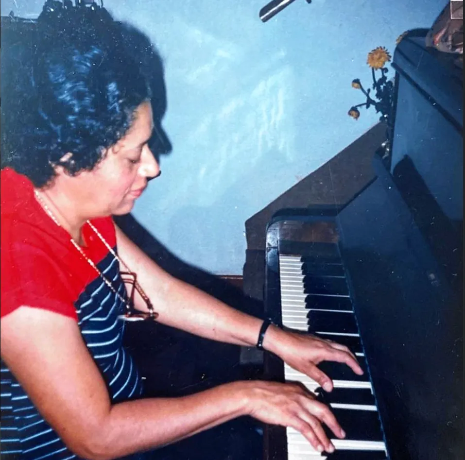 Mara Passos tocando piano